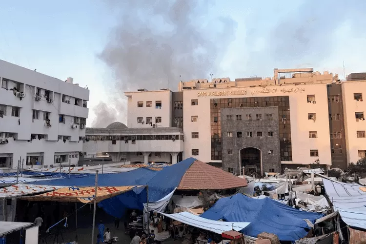 RS Al-Sifa Diserang Langsung Pasukan Israel (Doaa Rouqa/Reuters)