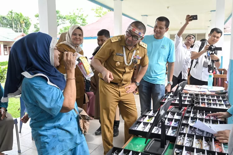 Wagub Sumbar dan Gapopin Bagikan 300 Kacamata Gratis ke Masyarakat Mentawai (Humas Pemprov Sumbar )