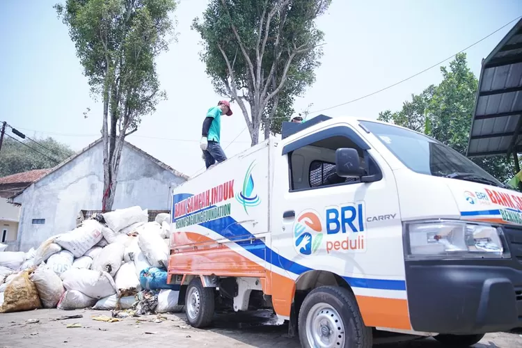 Kolaborasi BRI Peduli dengan Yayasan Bening Saguling yakni mengajak masyarakat tepi sungai Citarum mengelola sampah.