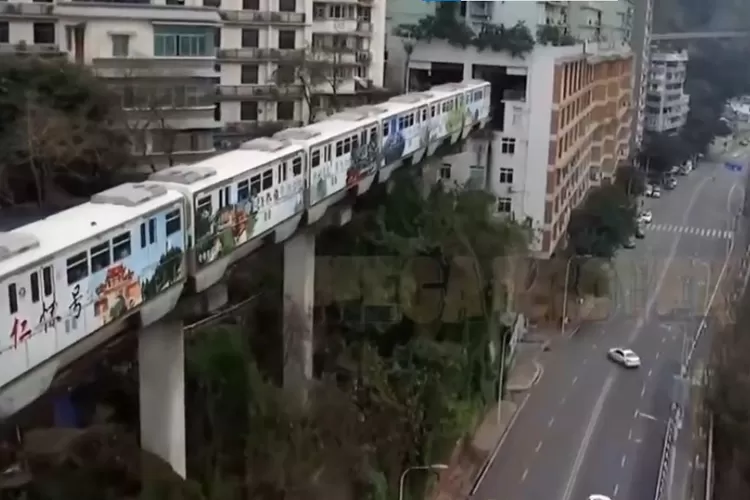 Rel kereta menembus gedung di China (Youtube Mega Proyek)