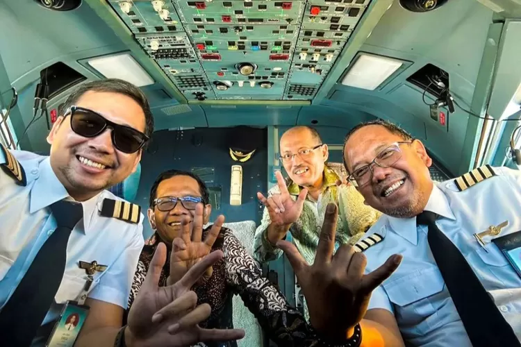 Mahfud MD Bersama Pilot dan Co-Pilot pesawat   (Instagram@Mohmahfudmd  )