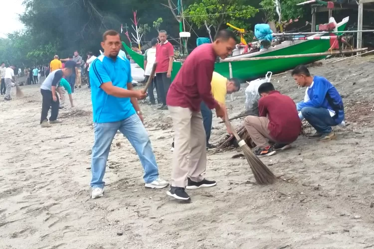 Gerakan Satu Jam Menyapu (GSM) yang digalakkan Pemerintah Kota Pariaman dalam membersihkan kawasan wisata pantai mampu ciptakan lingkungan yang bersih dari sampah, yang dicetuskan oleh Pj. Wako Pariaman Roberia. (Kominfo Kota Pariaman)