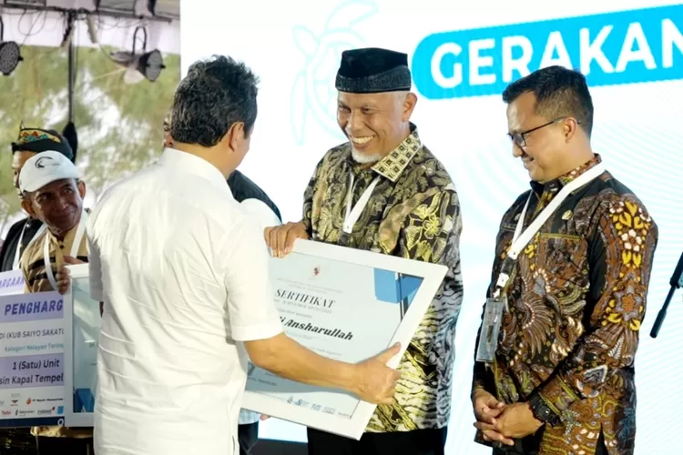 Gubernur Mahyeldi Raih Penghargaan dari KKP RI Berkat Komitmen Pengelolaan Sampah Laut di Sumbar (Humas Pemprov Sumbar )