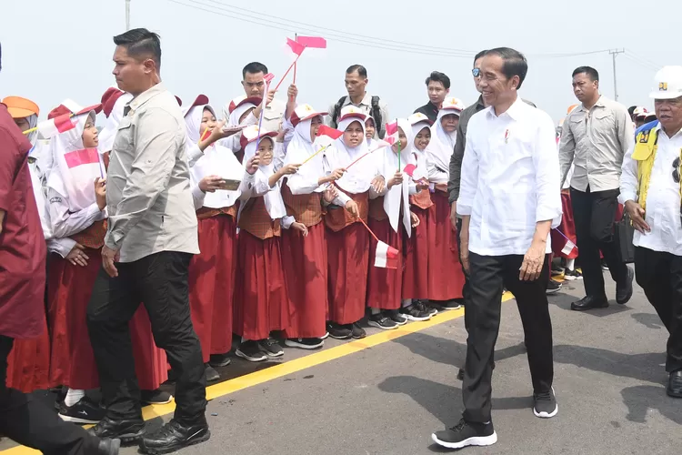 Presiden Jokowi saat meresmikan salah satu ruas Jalan Tol Trans Sumatera (JTTS) Jalan Tol Indralaya-Prabumulih di Sumatera Selatan (Foto: BPMI Setpres/Rusman) (Foto: BPMI Setpres/Rusman)