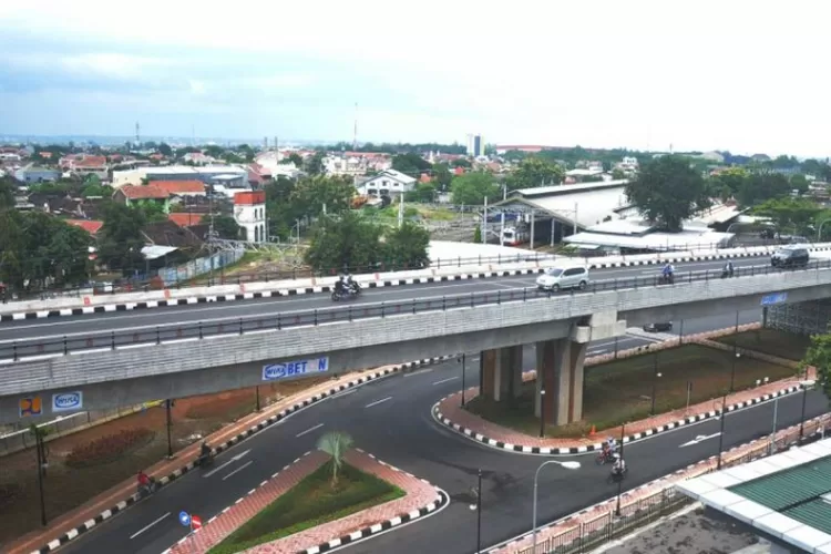 Jembatan Surakarta dibuat untuk mengtasi macet dengan dilengkapi jalur skateboard dan sepatu roda