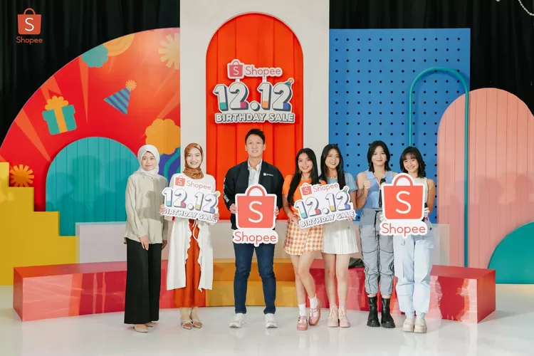 Shopee 12.12 Birthday Sale kini hadir menciptakan dampak positif lewat kolaborasi dan inovasi bareng JKT48. 