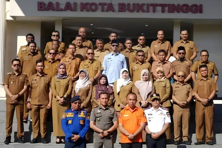 Wali Kota Bukittinggi, Erman Safar, memimpin apel pagi gabungan Aparatur Sipil Negara (ASN) (IST)