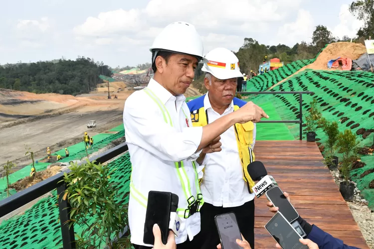 Presiden Joko Widodo (Jokowi) saat meninjau pembangunan jalan tol di Ibu Kota Nusantara (IKN) di Kalimantan Timur (Foto: BPMI Setpres/Vico) (Foto: BPMI Setpres/Vico)
