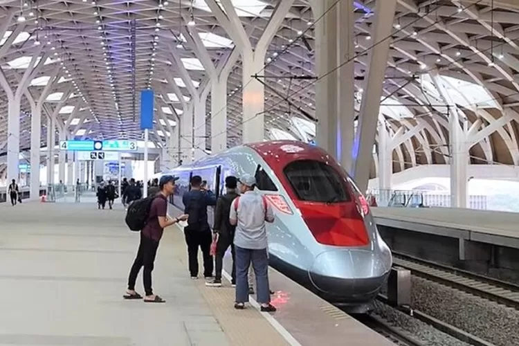 Strategi Efisien Pemerintah untuk Kereta Cepat Jakarta-Surabaya