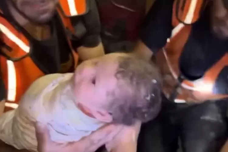 Seorang bayi berumur sebulan selamat dalam serangan Israel (Instagram @eye.on.palestine)