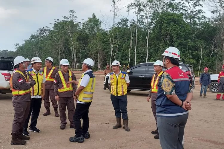 Peninjauan proses pembangunan mega proyek Jalan Tol Trans Sumatera (JTTS) di Jambi, tepatnya pada proyek Jalan Tol Bayung Lencir-Tempino yang mampu mempersingkat Jambi-Jakarta menjadi 10 jam (Dok: Kejati Jambi)