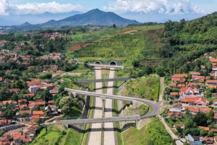  jalan tol Trans Sumatera yang sangat kaya akan sumber daya alam ini terus mengular ke berbagai daerah. Hampir setiap provinsi di pulau ini telah dibangun jalan tol salah satunya Provinsi Bengkulu.