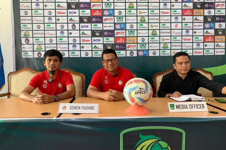 Kepala Pelatih Semen Padang FC, Delfiadri (Jefrimon/Harianhaluan.com)