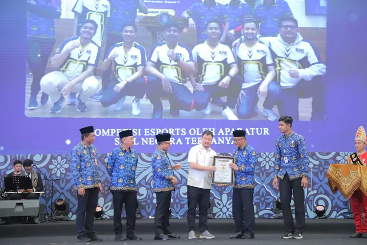 Dewan Pengurus Korpri Nasional merayakan ulang tahun ke-52 dengan meraih dua penghargaan sekaligus dari Musium Rekor Indonesia (MURI).