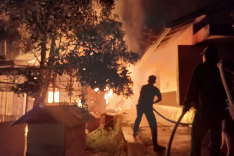 Satu unit rumah di Sitapuang, Ampek Angkek, Kabupaten Agam hangus terbakar, Jumat 1 Desember 2023 malam