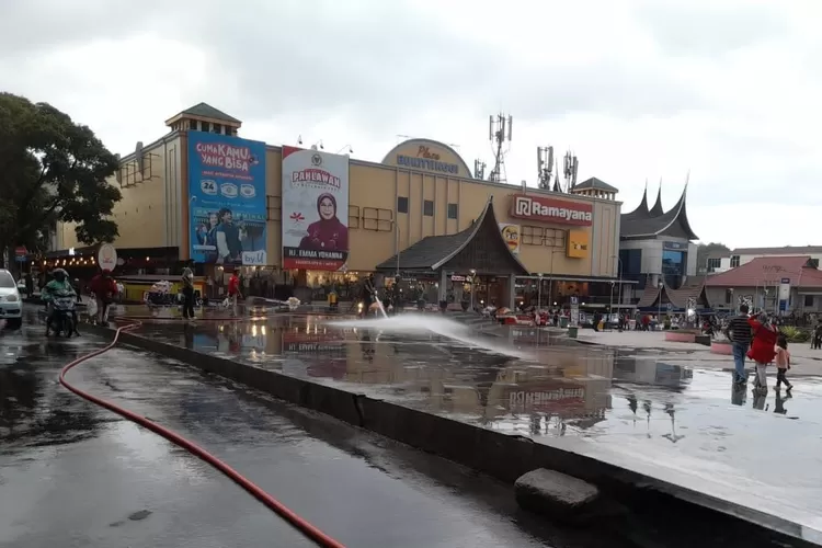 Pedestrian Jam Gadang Ditutupi Abu Vulkanik, Damkar Lakukan Penyiraman (IST)