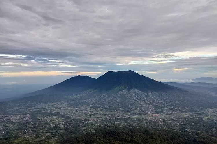 kisah misteri Gunung Singgalang di Sumatera barat terkenal dengan keindahan terbentang alamnya yang mempesona banyak destinasi alam menarik mulai dari pantai yang indah perbukitan yang hijau.