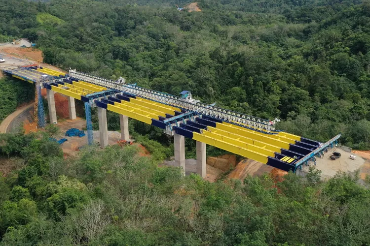 Jembatan layang unibridge yang berada di Jalan Tol Bangkinang-Pangkalan seksi Bangkinang - Koto Kampar, Provinsi Riau. Jembatan ini yang pertama dalam rangkaian Jalan Tol Trans Sumatera (JTTS). Tolnya sendiri juga sebentar lagi akan beroperasi secara fungsional. ((Dok: Wika Ikon))