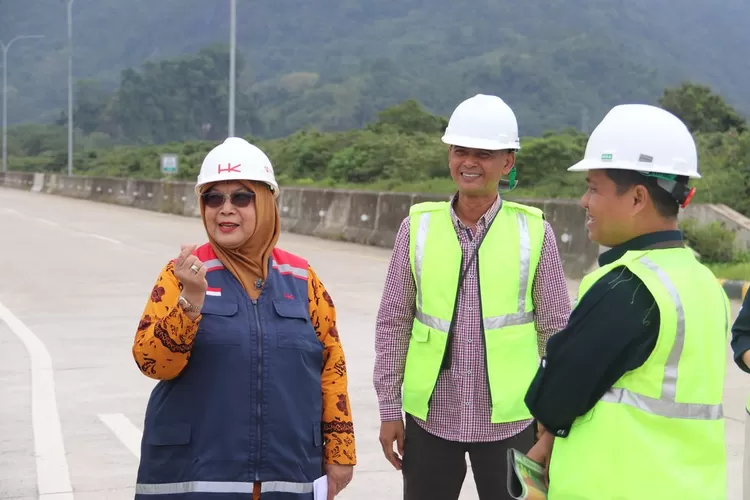 Peninjauan pembangunan Jalan Tol Padang-Sicincin di Sumatera Barat yang dikaarkan mendapatkan kucuran dana paling banyak di antara proyek Jalan Tol Trans Sumatera (JTTS) tahap 1 lainnya ((Dok: DJKN -  Kementerian Keuangan))
