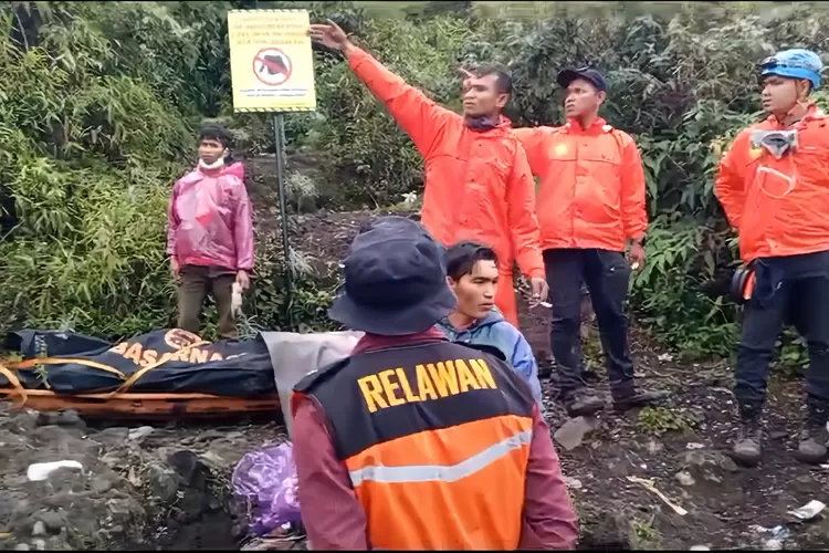 Proses evakuasi pendaki yang terjebak di Gunung Marapi oleh Tim SAR Gabungan (Istimewa)