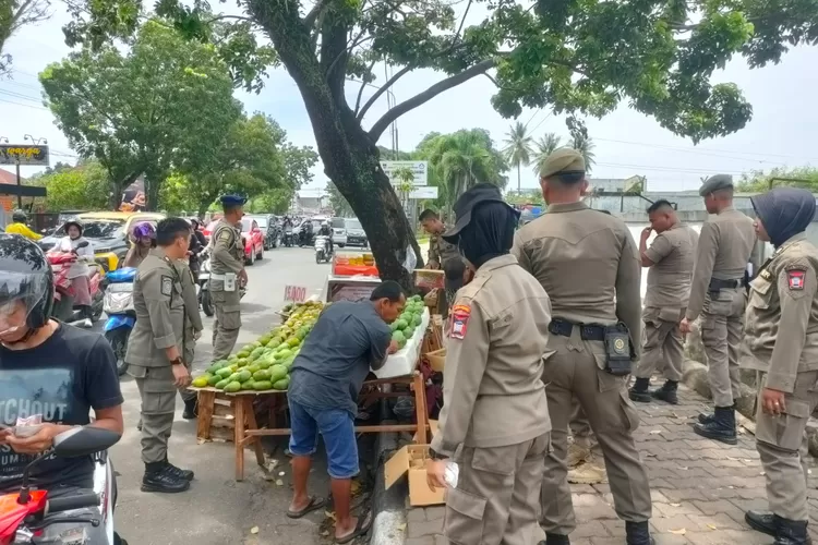 Beri Efek Jera, Satpol PP Kota Padang Amankan 7 Payung hingga Spanduk Milik Pedagang  (Ist)