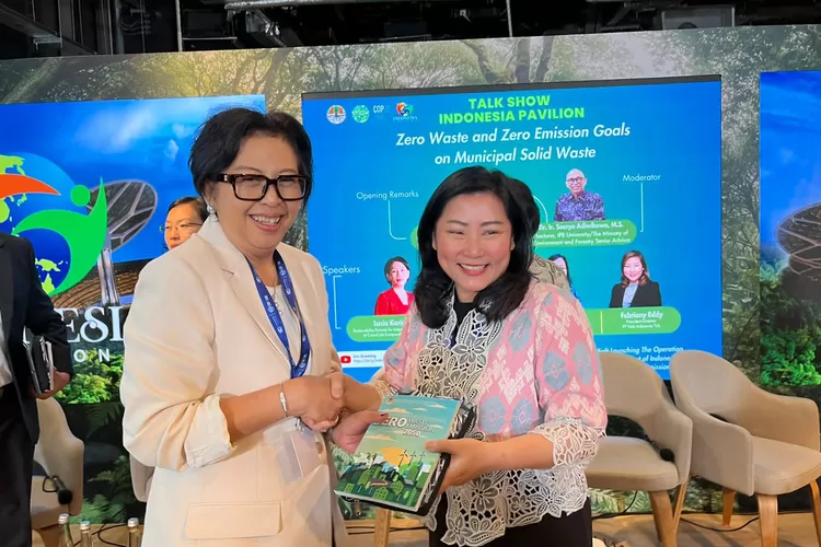 Dirjen PSLB3 KLHK Rosa Vivien Ratnawati menyerahkan dokumen Rencana Operasional Zero Waste, Zero Emission Indonesia 2050. (IST)
