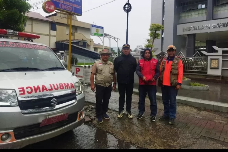 Pemkab Solsel Kirim Ambulance Jemput Warganya Korban Gunung Marapi