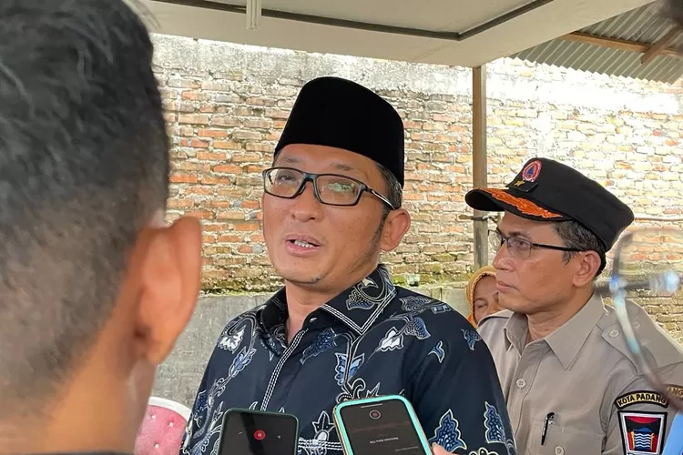 Wali Kota Padang, Hendri Septa jenguk dua warganya yang meninggal di Gunung Marapi