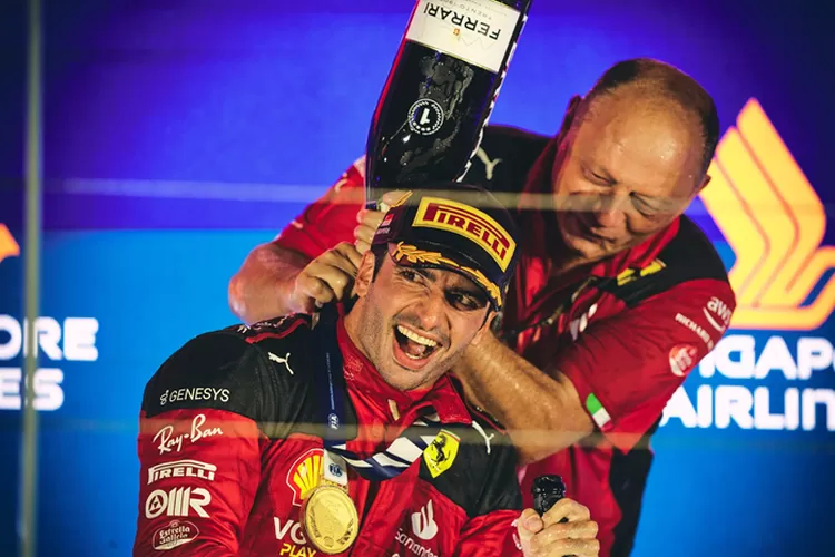 Kepala Tim Ferrari Frederic Vasseur saat merayakan kemenangan Carlos Sainz di F1 GP Singapura (Scuderia Ferrari)