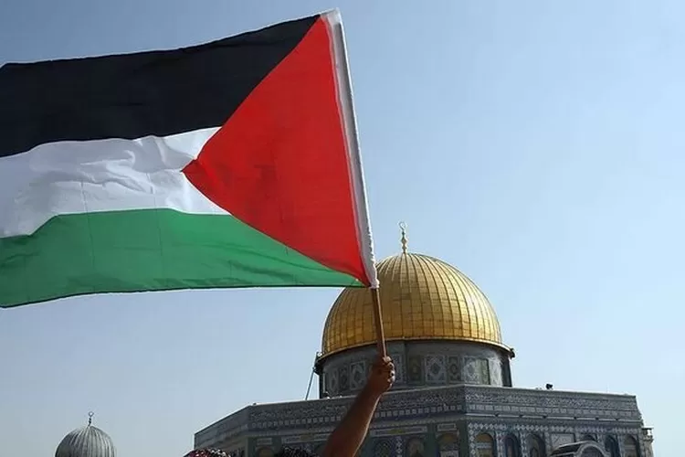 Bendera Palestina berkibaar di depan kawasan Masjid Al Aqsa. (dok. Anadolu Agency)