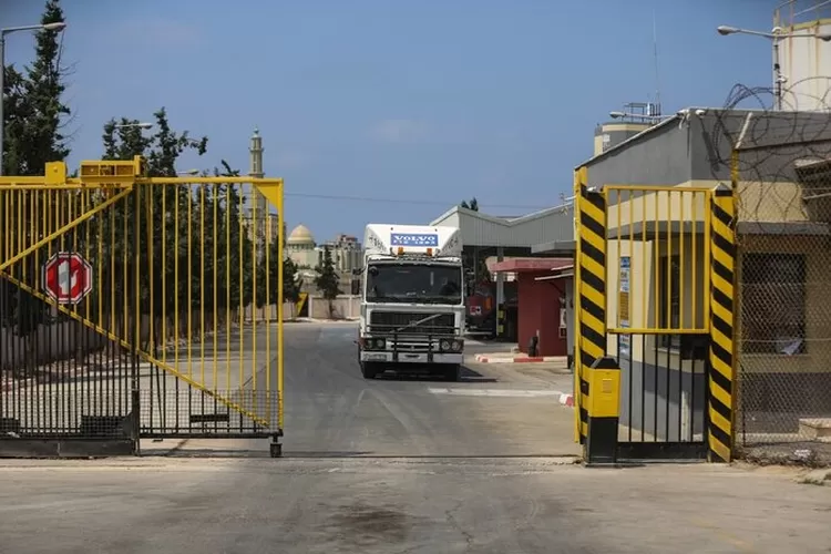 Salah satu gerbang perbatasan Karem Abu Salem.  (dok. Middle East Monitor)