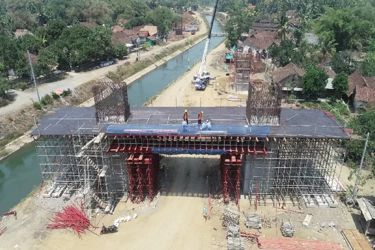 progress mega proyek Jalan tol Yogyakarta Bawen yang melayang di atas selokan Mataram ini sedang pengerjaan untuk kepala pilar.