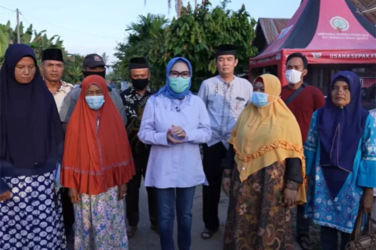 para ibu-ibu, pemangku adat dan LSM di Sumatera Barat menolak pembangunan mega proyek jalan tol Payakumbuh Pangkalan yang sampai saat ini masih menuai pro dan kontra di dalam masyarakat.