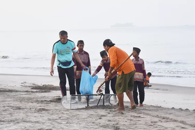 ASN Kota Pariaman Kembali Bersihkan Area Pantai Gandoriah (Kominfo Kota Pariaman)