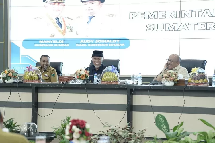 Ilustrasi diskusi Pemerintah Daerah Sumatera Barat terkait proyek Jalan Tol Payakumbuh-Pangkalan yang sudah mangkrak 4 tahun (Instagram: Mahyeldisp)