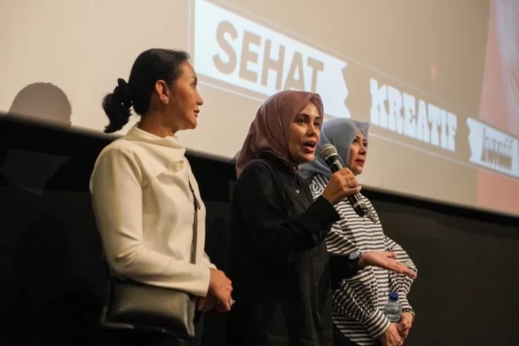 Siti Atiqoh dan Mur Asia Uno saat berikan sambutan di Nobar Film Jatuh Cinta Seperti di Film-Film bersama KeJar. (dok. KeJar)