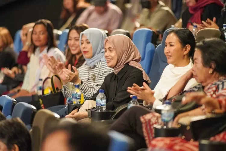 Istri Ganjar Pranowo, Siti Atiqoh, saat hadir di acara Nobar Film Jatuh Cinta Seperti di Film-Film bersama KeJar. (dok. KeJar)