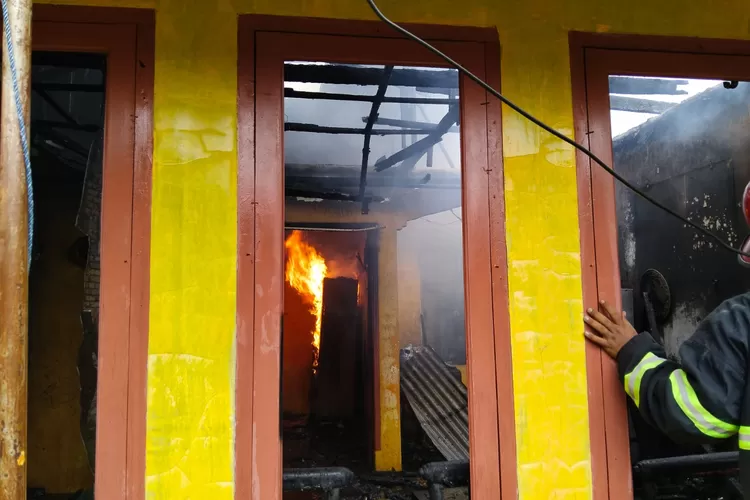 BREAKING NEWS: Kebakaran di Kampung Lereng Padang, Satu Unit Rumah Ludes (Ist)