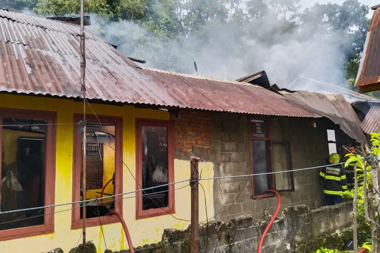 Kronologi Kebakaran Hanguskan Rumah Dihuni 2 Kepala Keluarga di Padang, Api Berasal dari Kamar  (Ist)