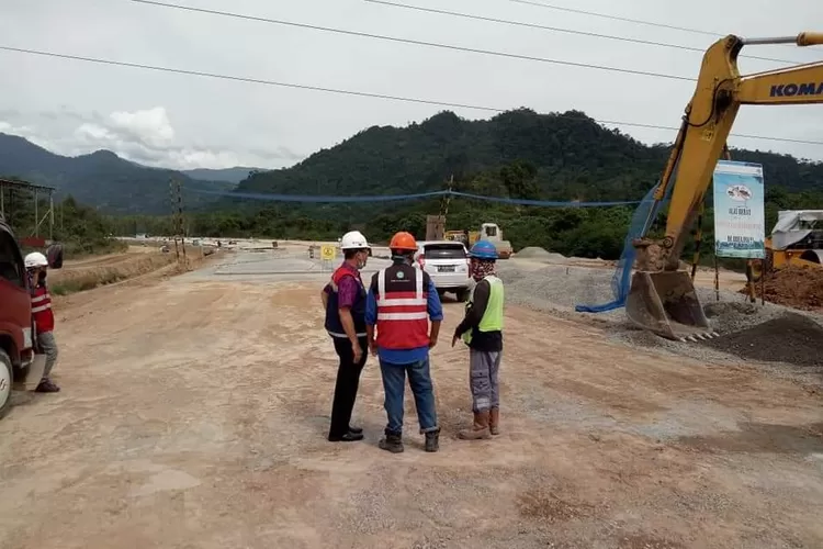 Pembebasan lahan proyek Jalan Tol Padang-Pekanbaru yang akan menyambungkan Provinsi Sumatera Barat dan Provinsi Riau (Majalah Intrust)