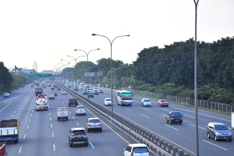 Ilustrasi lalu lintas di jalan tol yang mengkoneksikan Kota Padang-Padang Panjang yang mampu mempersingkat waktu perjalanan hanya 30 menit saja (Dok: Kementerian PUPR)