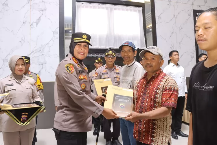 Warga Batu Palano Diganjar Penghargaan dari Polresta Bukittinggi (harianhaluan.com - Vesco Davian)