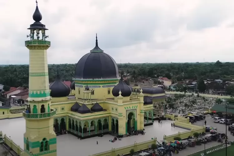 Masjid Aizizi diSumatera Utara yang kerap dijadikan tujuan wisata religi, adanya jalan tol baru maka perjalanan menjadi leih mudah dan cepat (YouTube: Hutama Karya)