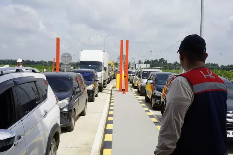 Ilustrasi padatnya kendaraan yang melintas di Jalan Tol Tebing Tinggi-Sinaksak. Terdapat 4000 kendaraan yang melintas sejak hari pertama dibuka (Hutama Karya)
