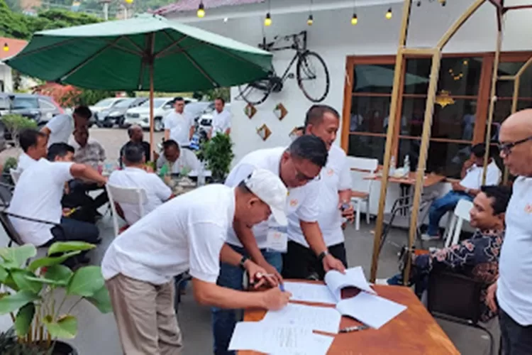 21 cabor menandatangani surat pernyataan kesepakatan bersama menolak hasil Musyorkot KONI Sawahlunto di Khas Ombilin Hotel. (IST)