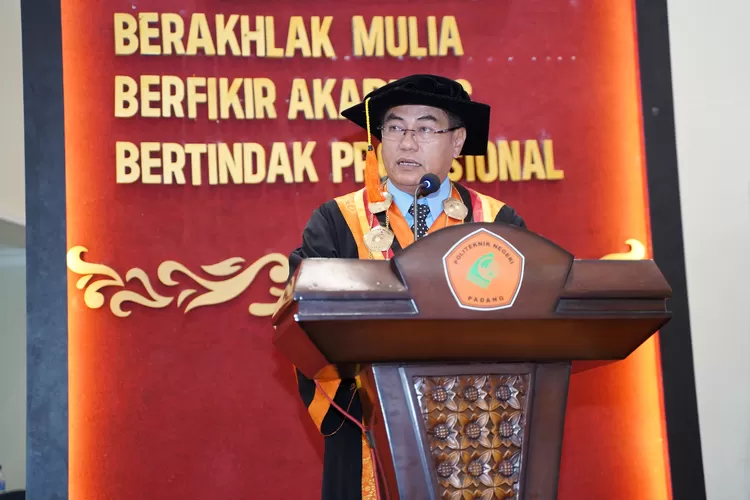 Direktur PNP, Surfa Yondri dalam acara wisuda ke-65 Politeknik Negeri Padang di Gedung Pusat Kegiatan Mahasiswa (PKM) pada Sabtu, 23 Desember 2023. (Humas PNP )