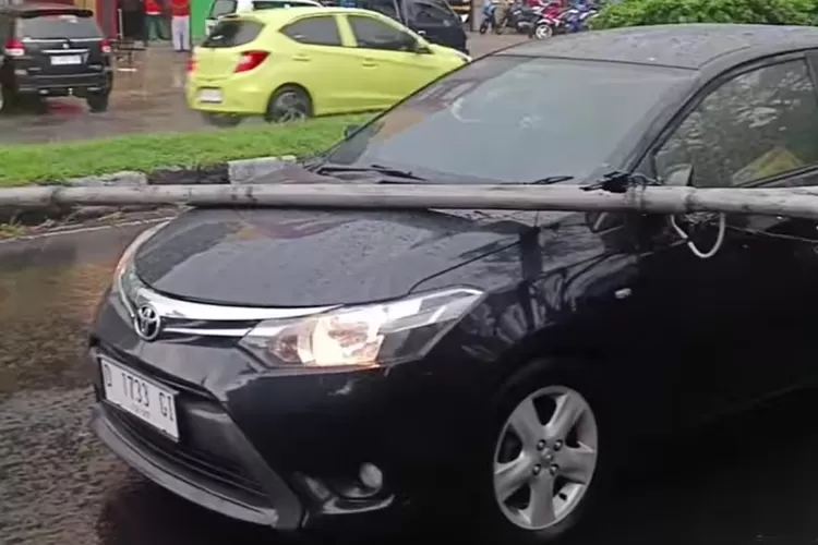 Tiang Lampu Roboh Menimpa Mobil Sedan di Jalan Peta, Bandung (Instagram.com/Infobandungraya)