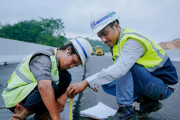 Ilustrasi pengerjaan proyek Jalan Tol Bangkinang-Koto Kampar di Riau yang terus dikeut dan ditargetkan tuntas pada Januari 2024 (Instagram: wika.tol.bangkinang.pangkalan)
