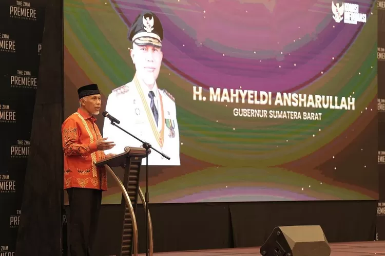 Ilustrasi Gubernur Sumatera Barat, mahyeldi Ansharullah saat mempersiapkan sejumlah dokumen terkait proyek pembangunan Sitinjau Lauik (Instagram: mahyeldisp)
