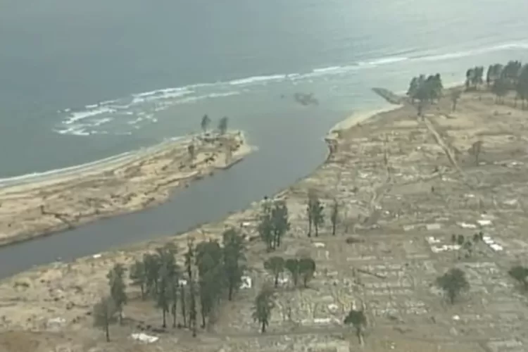 Kondisi Aceh pasca diterjang Tsunami pada 26 Desember 2004 lalu (YouTube geoffmackley)